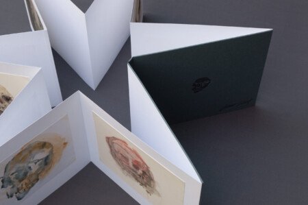 2018
Temple de aceite sobre papel de algodón
31 x 37 cm
Con texto de Luis Ignacio Sáinz